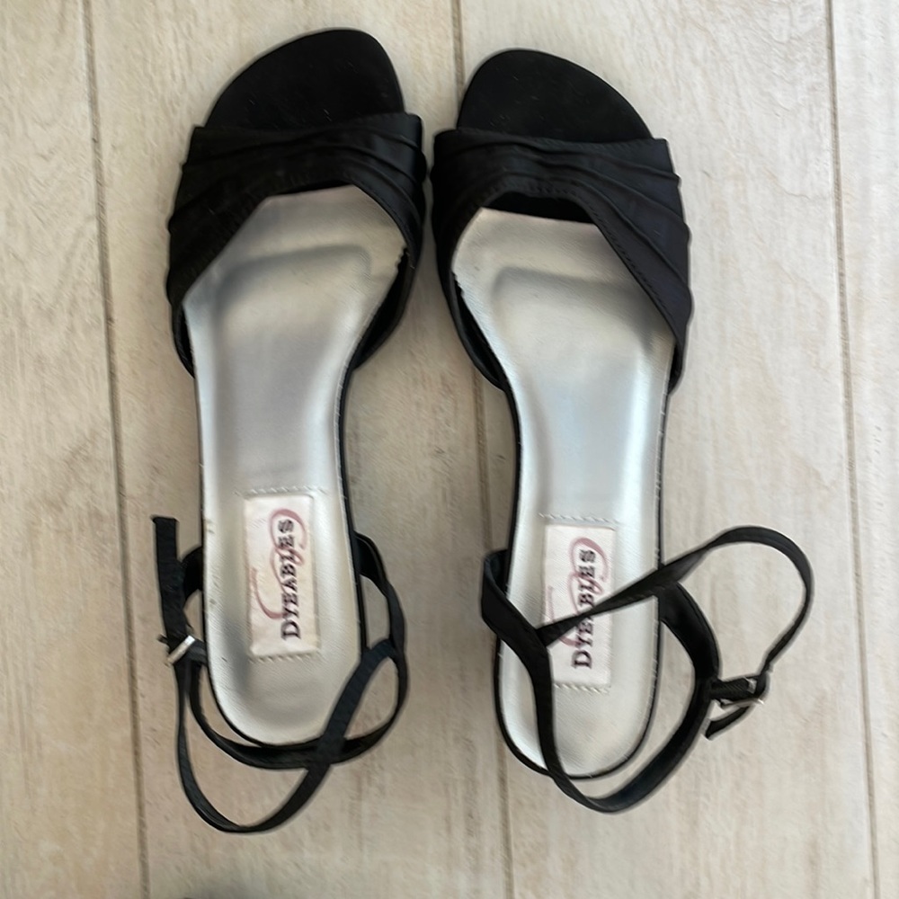 NWOT Never worn Dyeables black satin kitten heels size 7 1/2 B